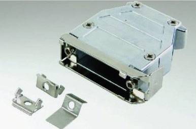 Metalowa obudowa ze śrubami, otwarta, obok znajdują się metalowe klamry. Odpowiednia do elementów elektronicznych.