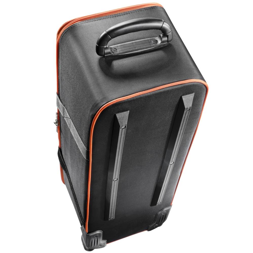Czarny walizka na kółkach z pomarańczowymi akcentami, widziana z góry. Posiada czarną rączkę i dwa kółka u podstawy.