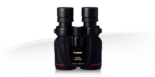Lornetka Canon z funkcją stabilizacji obrazu, czarna, z czerwonymi akcentami, na białym tle.