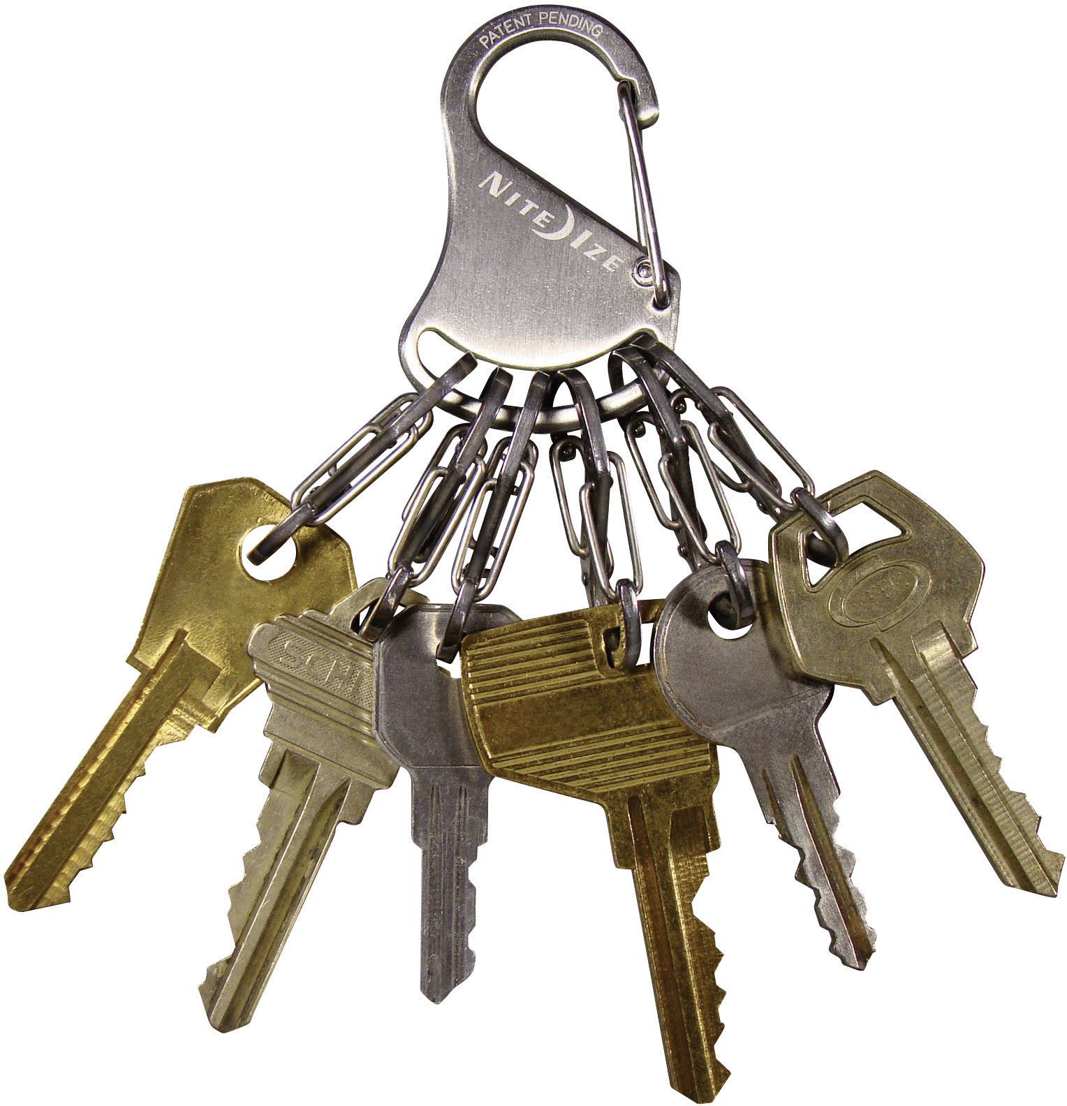 Brelok z wieloma metalowymi kluczami zawieszony na srebrnym karabińczyku.