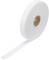 Rolka białej taśmy klejącej stoi skośnie na białym tle, przy czym fragment taśmy jest rozwinięty.