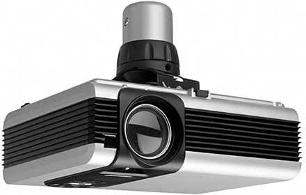 Projektor w kolorze srebrno-czarnym, zamontowany na suficie, służący do wyświetlania treści na ekranie.