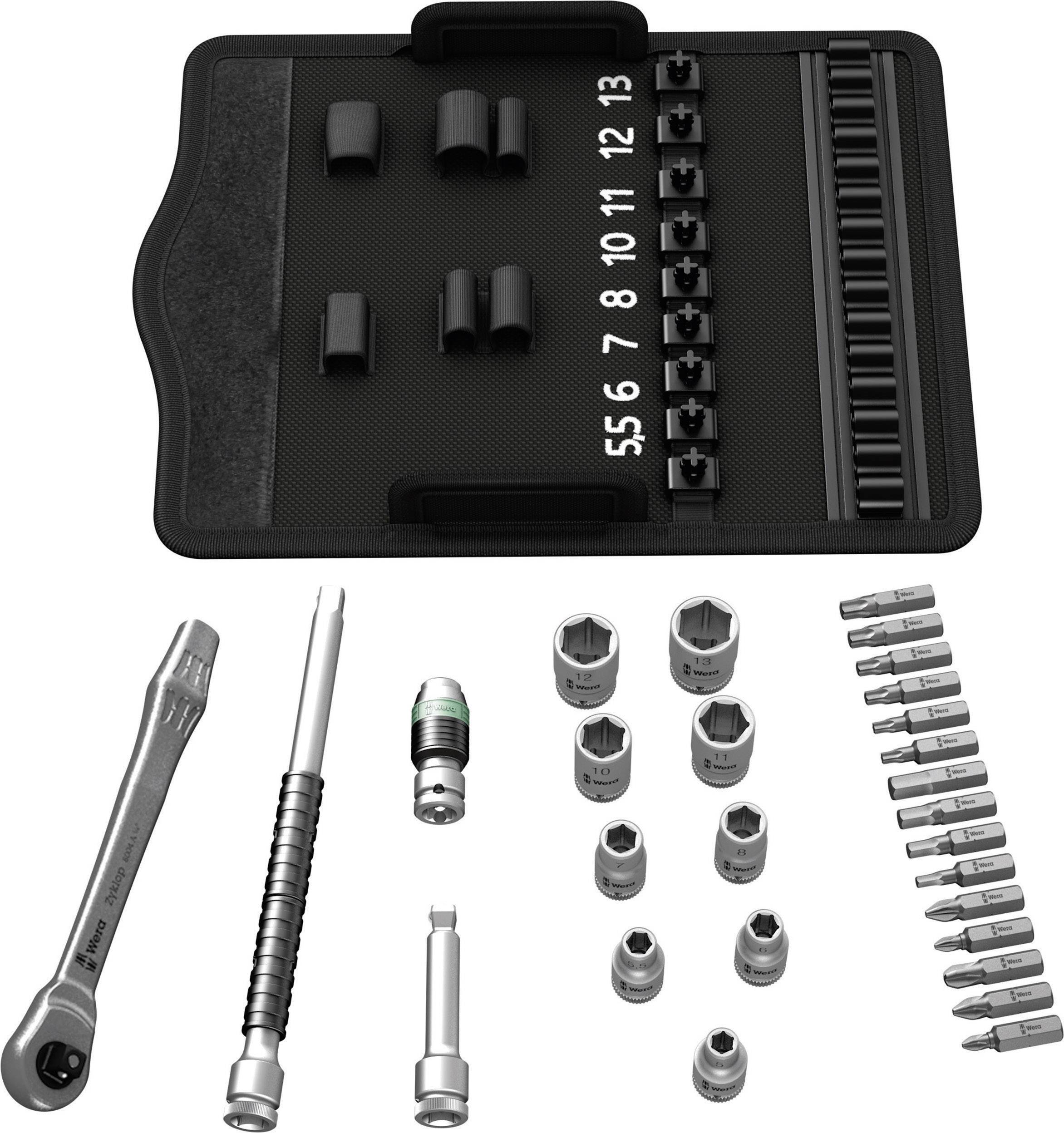 Zestaw narzędzi z kluczami nasadowymi, grzechotką i końcówkami wkrętakowymi, ułożonymi według rozmiaru. Zawiera rozmiary od 5,5 do 13.