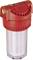 Filtr wody z czerwoną obudową z tworzywa sztucznego i przezroczystym cylindrem, używany do filtracji cząstek w instalacji wodociągowej.