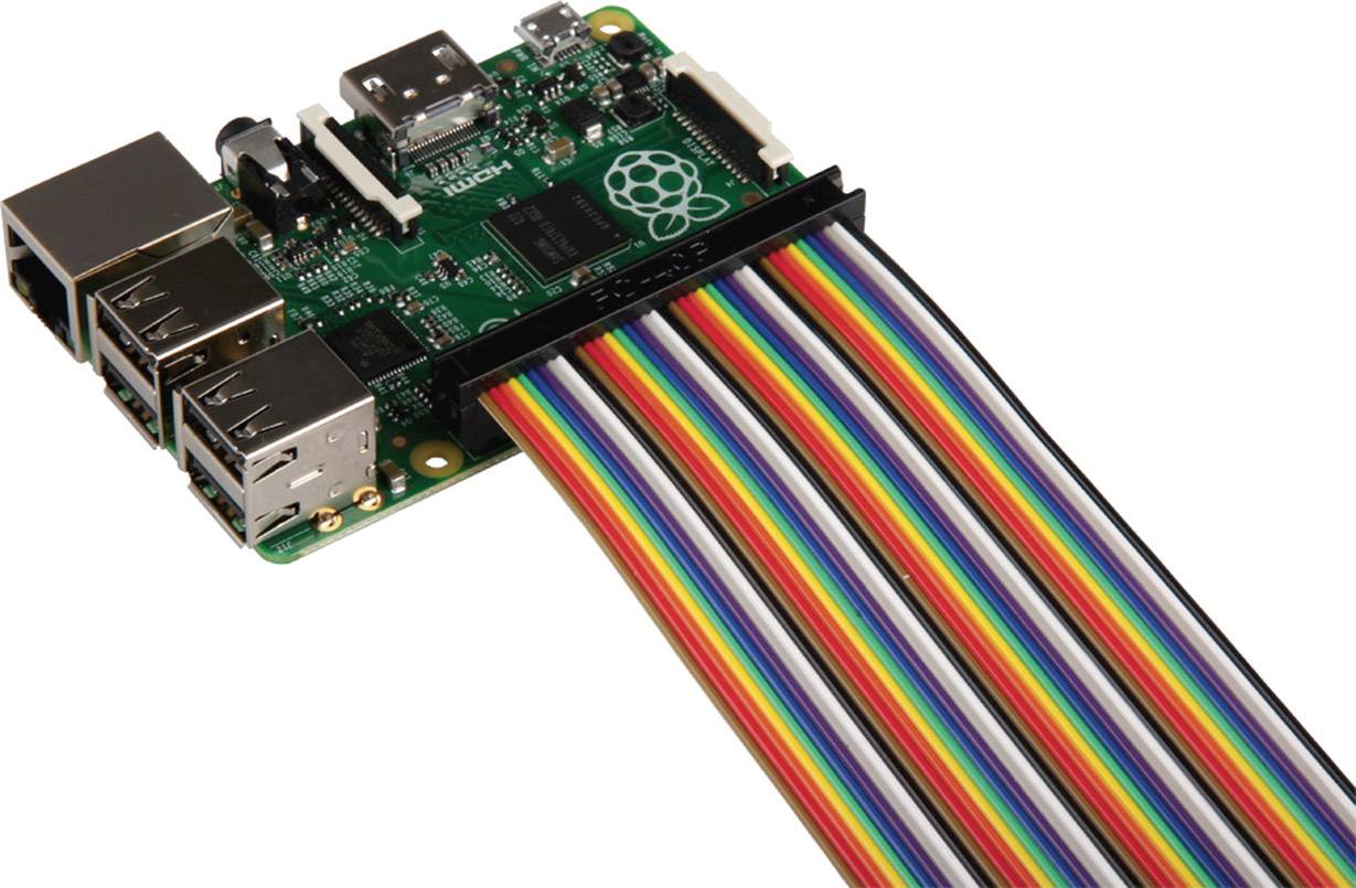 Raspberry Pi z podłączonymi kolorowymi przewodami taśmowymi.