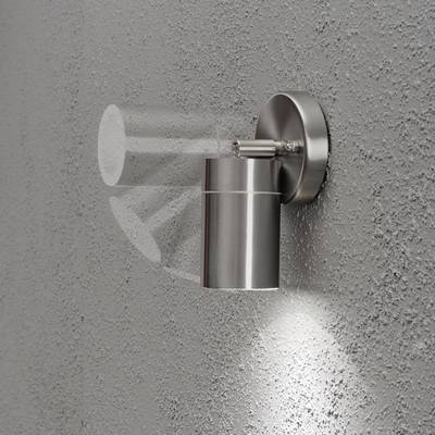 Nowoczesna lampa zewnętrzna ze stali nierdzewnej na strukturyzowanej szarej ścianie, świecąca w dół. Idealna do stylowego oświetlenia na zewnątrz.