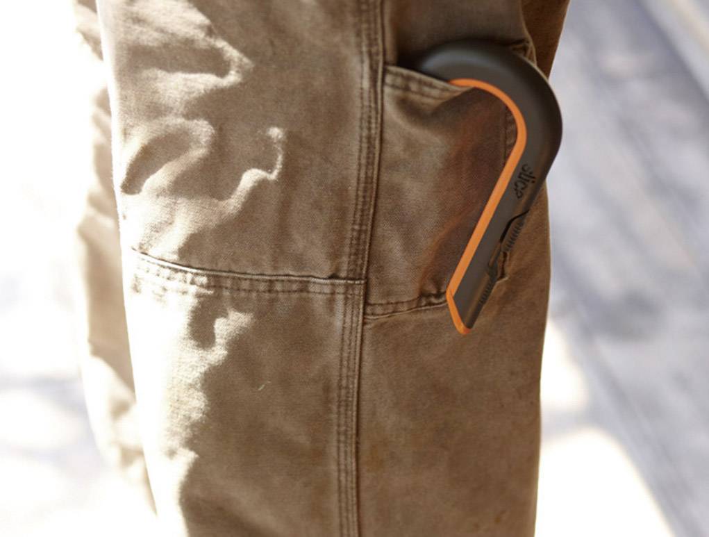 Brązowe spodnie z małym czarno-pomarańczowym toporem w zasięgu ręki w bocznej kieszeni.