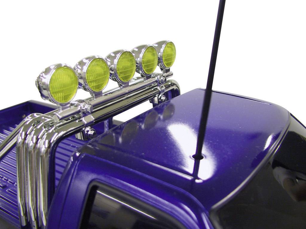 Fioletowy miniaturowy model pickupa z pięcioma żółtymi reflektorami na dachu.