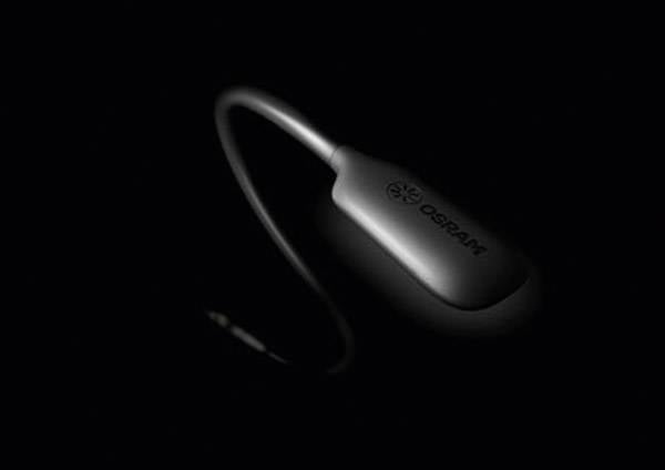 Ciemne zdjęcie przedstawia produkt firmy OSRAM, prawdopodobnie lampę LED lub urządzenie elektroniczne, o elastycznym i smukłym designie.