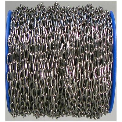 Srebrny łańcuch metalowy zwinięty na niebieskiej rolce z tworzywa sztucznego, prezentujący zwartą, równomierną strukturę ogniw.