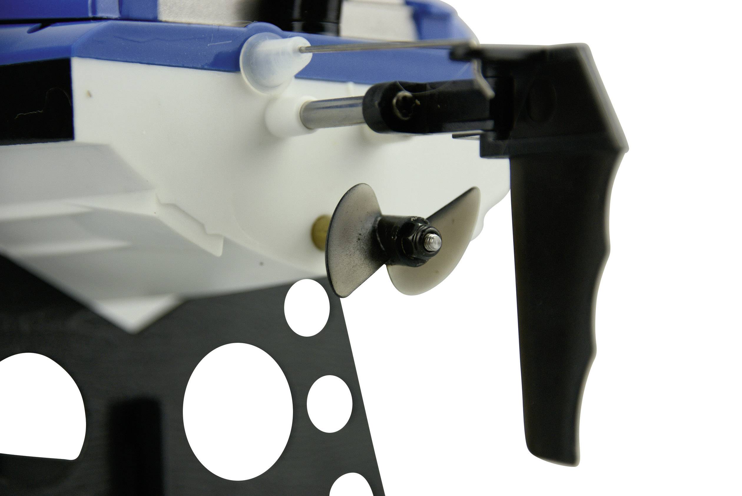 Zbliżenie systemu wioseł modelarskiego statku z śrubą napędową. Szczegółowy widok osi sterowej i elementów mechanicznych.