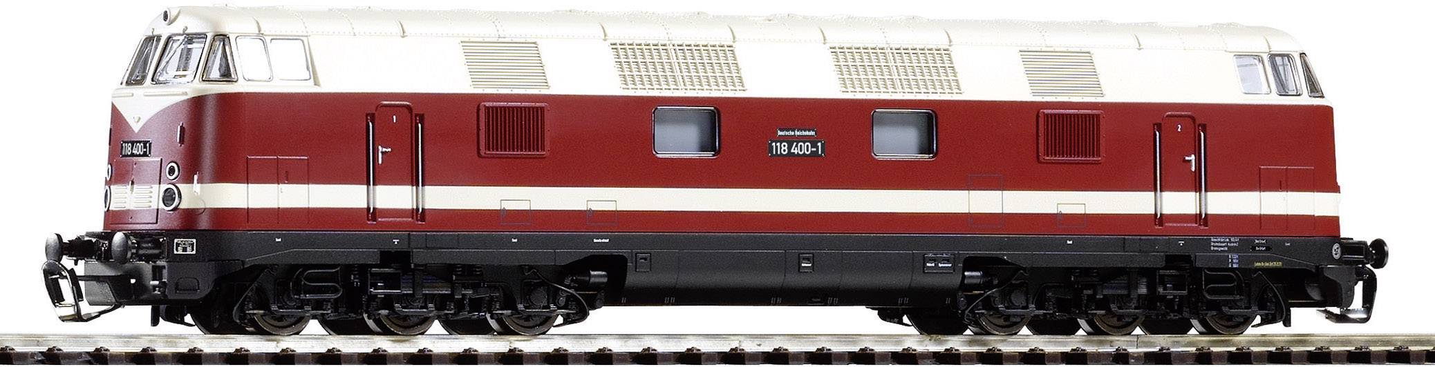 Czerwono-biała lokomotywa spalinowa ze szczegółowo wykonanym podwoziem i zabudową stoi na torach.