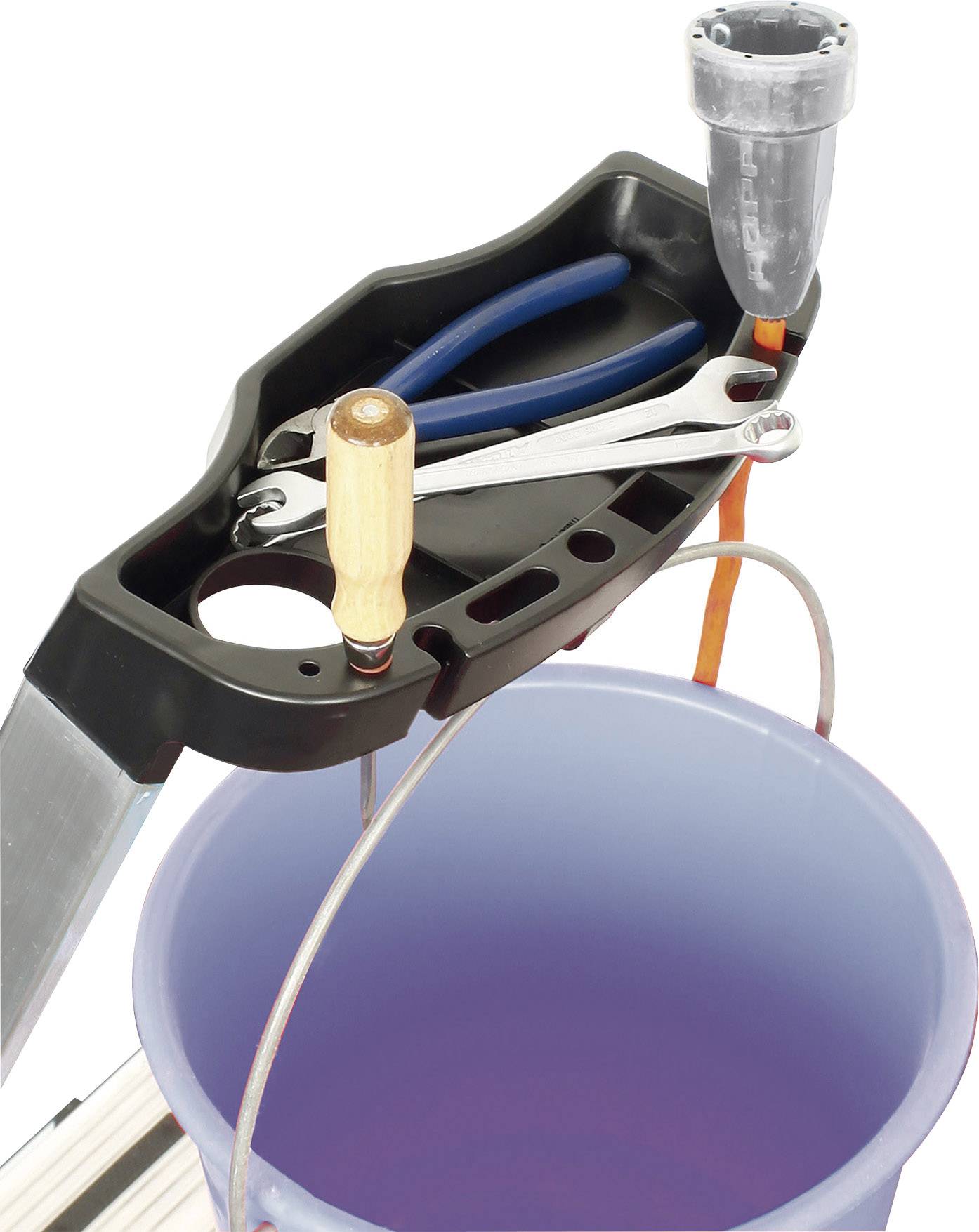 Odłożone narzędzia na drabinie: wkrętak, szczypce i klucz, obok wiadro z mocowanym uchwytem.