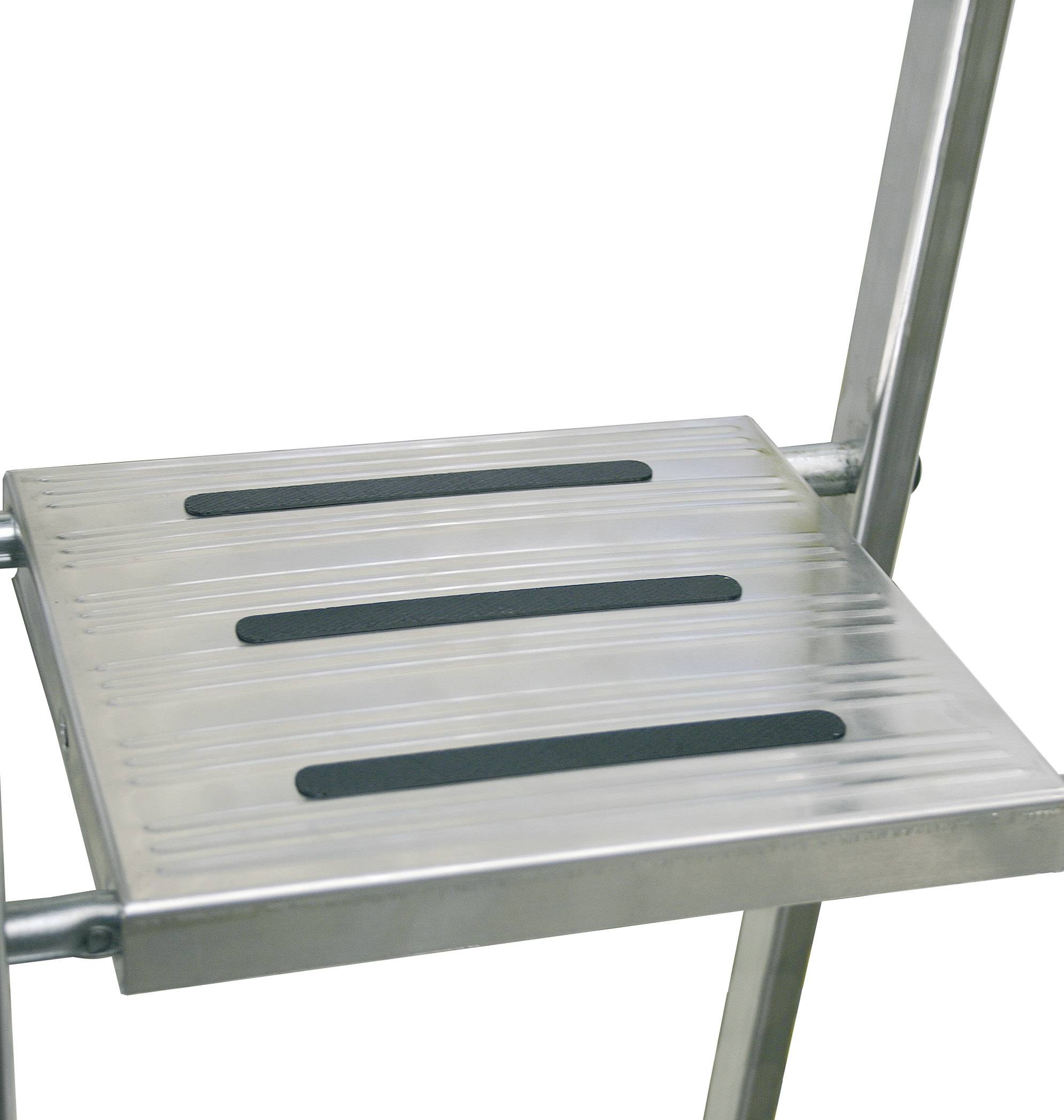 Stopień metalowy z paskami przeciwpoślizgowymi, będący częścią drabiny lub schodów, zapewnia bezpieczne oparcie.