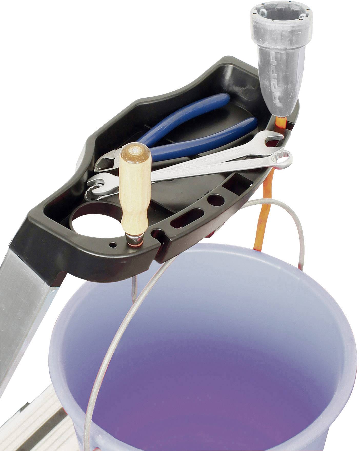 Odłożone narzędzia na drabinie: wkrętak, szczypce i klucz płaski, umieszczone nad wiadrem z fioletowym płynem.