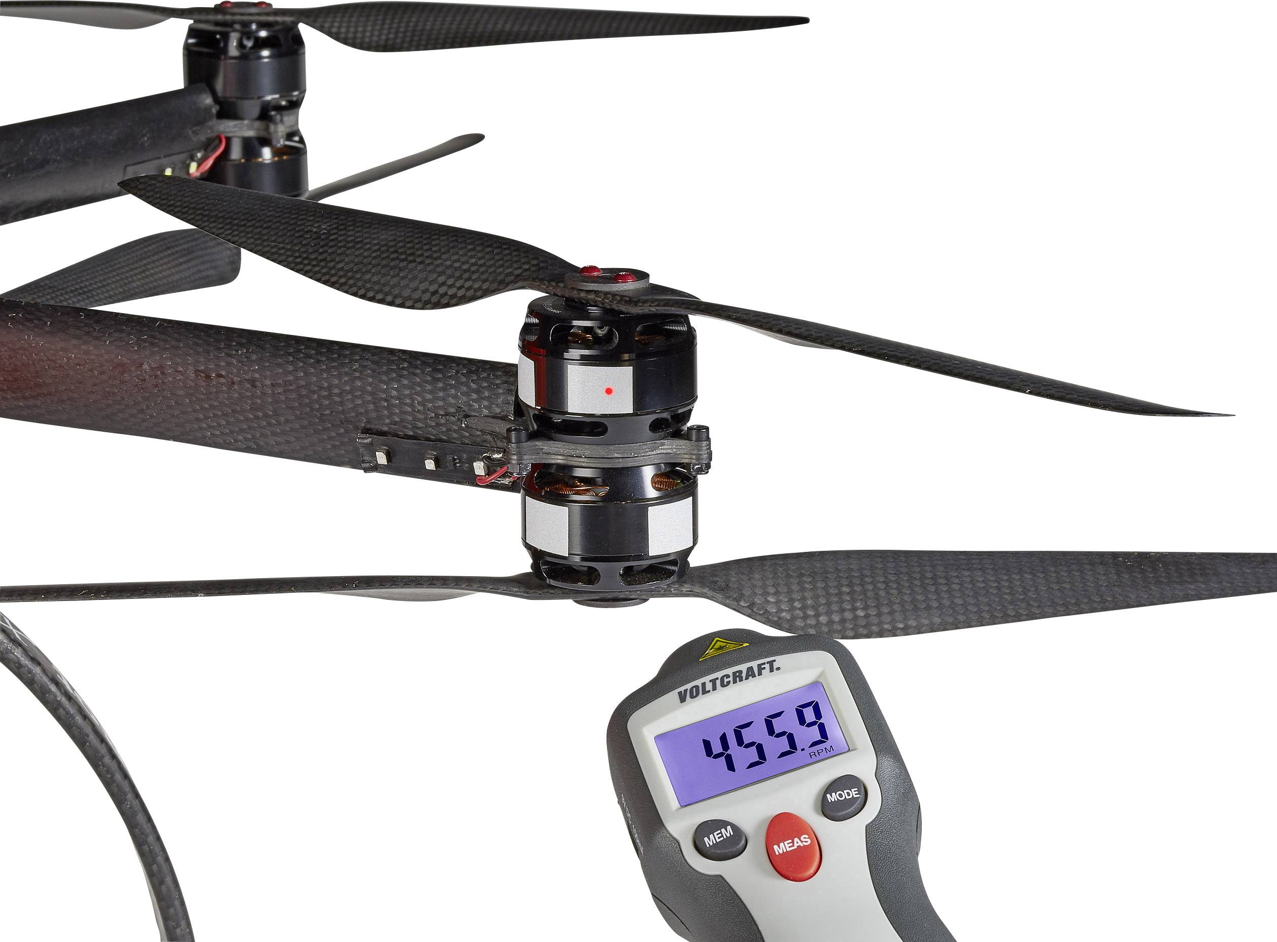 Cyfrowa waga wyświetla '455,9', podczas gdy waży łopatę wirnika w czarnej obudowie z wieloma śmigłami.