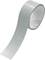 Rolka szarego, odblaskowego taśmy klejącej, lekko połyskującej, na białym tle.