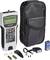 Zestaw testera kabli LAN z akcesoriami: urządzenie, torba, bateria, adapter przyłączeniowy, wtyczka, śruby i narzędzie do zdejmowania izolacji.