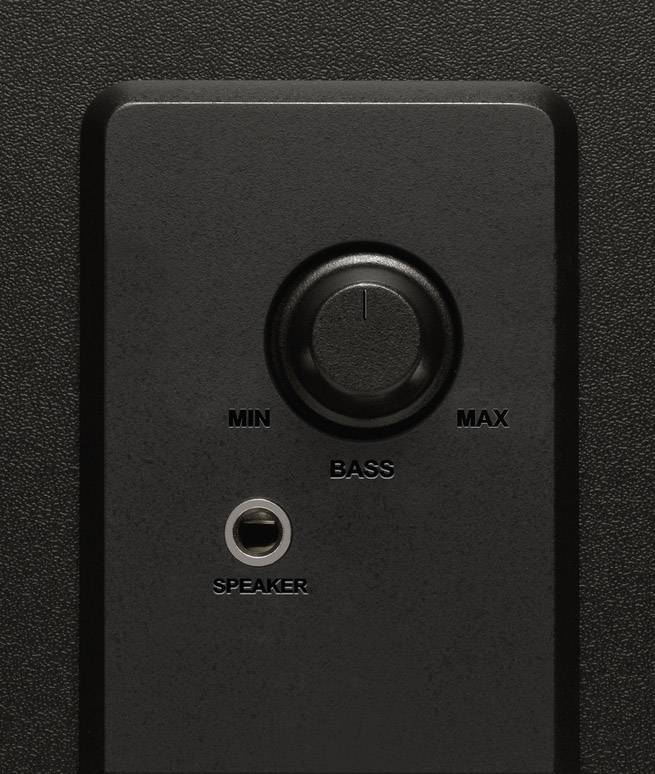 Zbliżenie czarnego głośnika z pokrętłem regulacji poziomu basu od minimum do maksimum.
