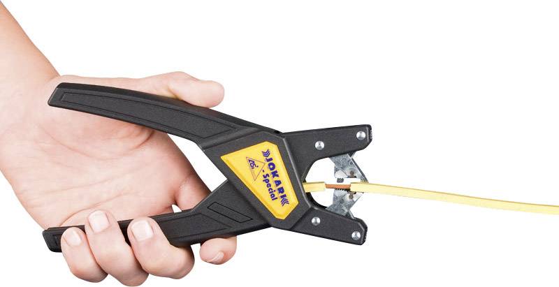 Dłoń trzyma szczypce do ściągania izolacji, które obdzierają żółty przewód. Narzędzie posiada czarną obudowę z żółtym napisem na uchwycie.