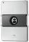 Widok z tyłu tabletu zamocowanego w uchwycie. Widoczne jest logo Apple.