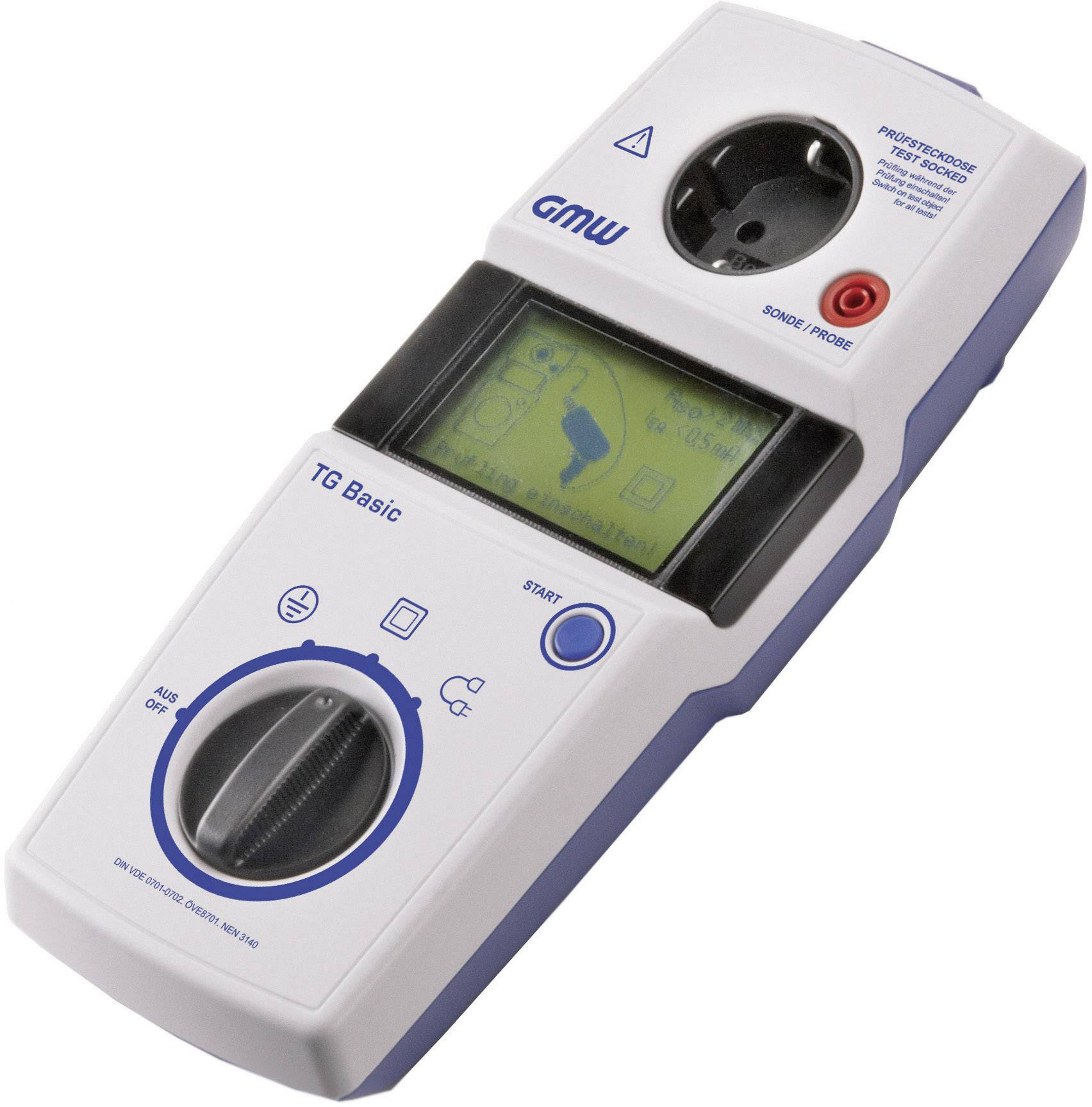 Przenośne urządzenie do testowania bezpieczeństwa elektrycznego, wyposażone w wyświetlacz i pokrętło regulacyjne. Prezentuje wyniki pomiarów oraz szczegóły podłączenia.