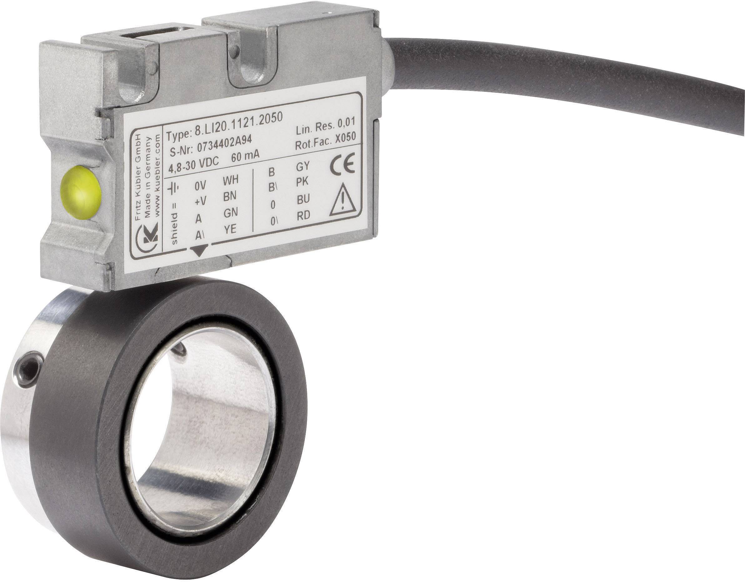 Przemysłowy czujnik z zielonym czujnikiem świetlnym na górze i przewodem przyłączeniowym. Odpowiedni do wykrywania ruchów obrotowych w maszynach.