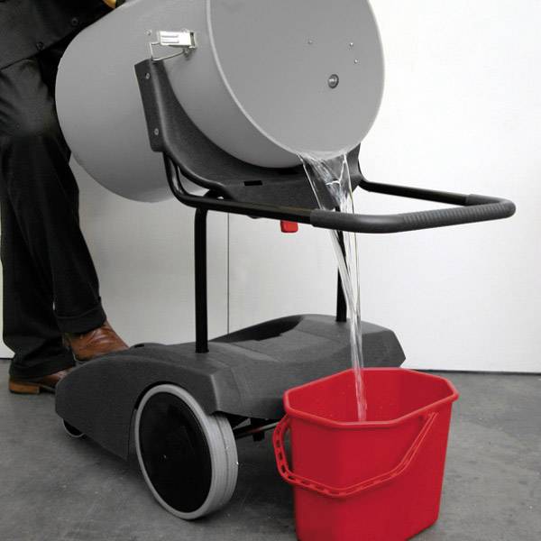 Osoba wlewa wodę z dużego pojemnika do czerwonego wiadra. Wózek transportowy z kółkami i uchwytami umożliwia łatwe przechylenie i opróżnienie.