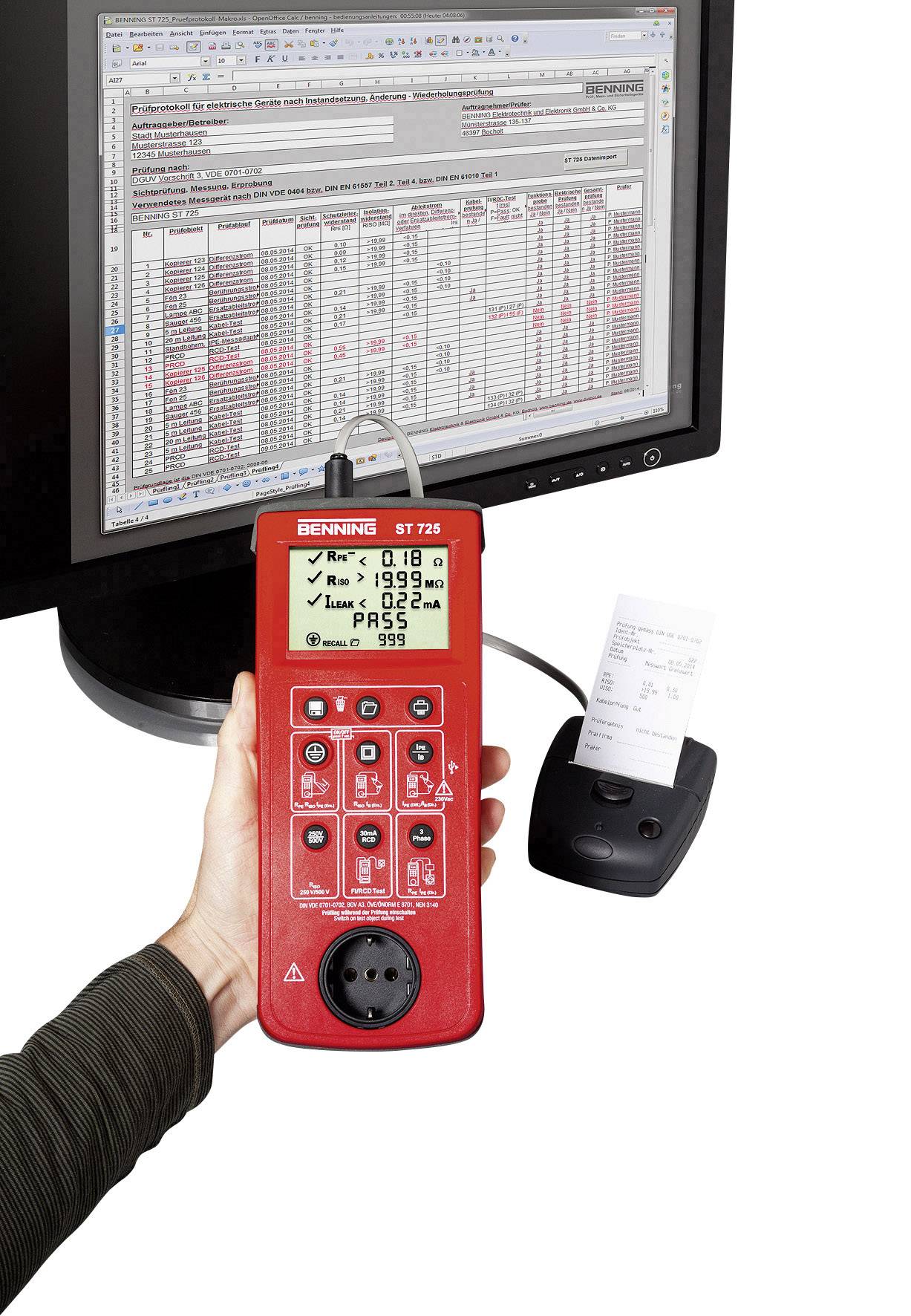 Osoba trzyma czerwone urządzenie pomiarowe przed ekranem komputera wyświetlającym dane. Urządzenie drukuje małą kartkę papieru.