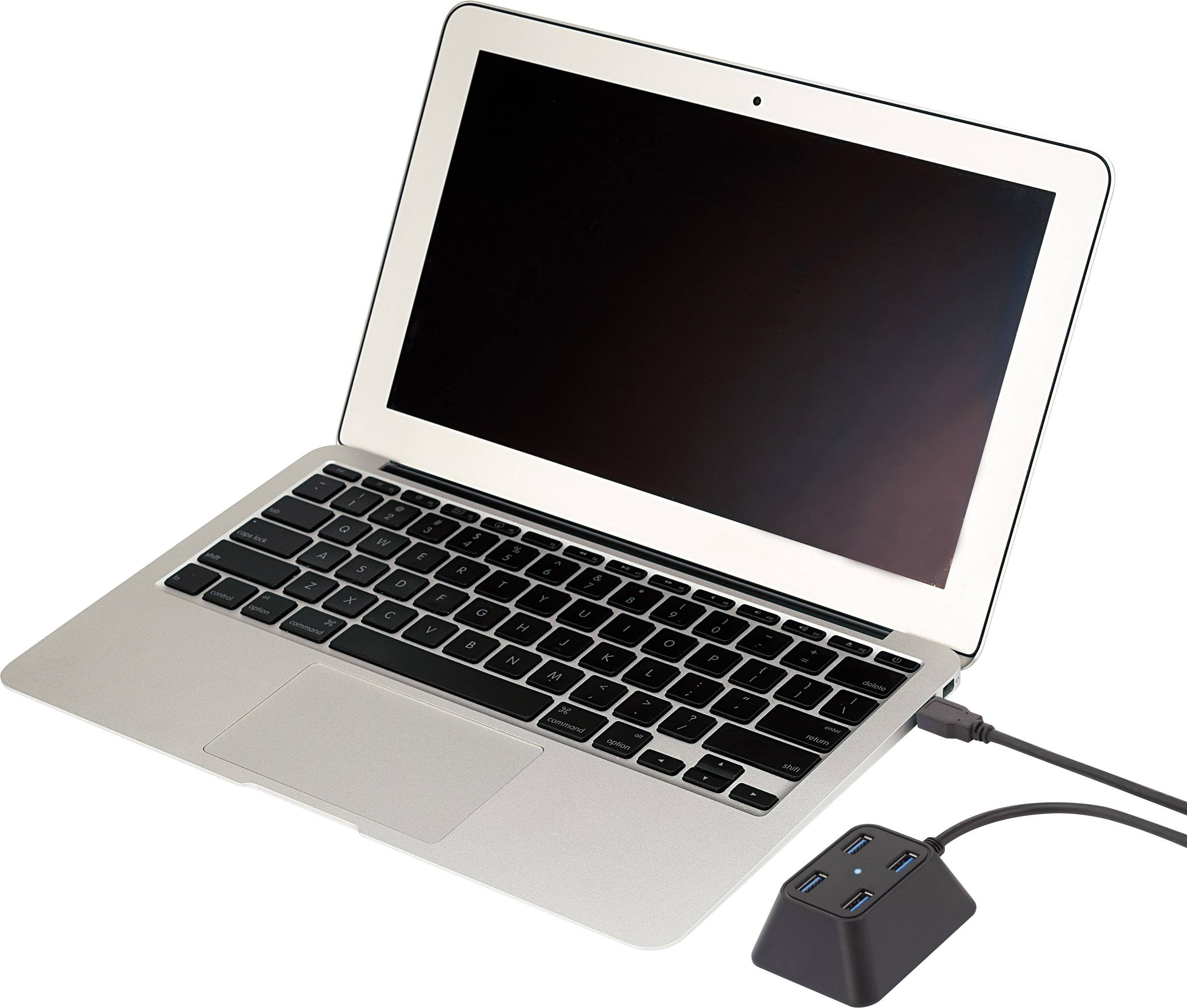 Laptop z czarnym ekranem jest podłączony do koncentratora USB z wieloma portami.