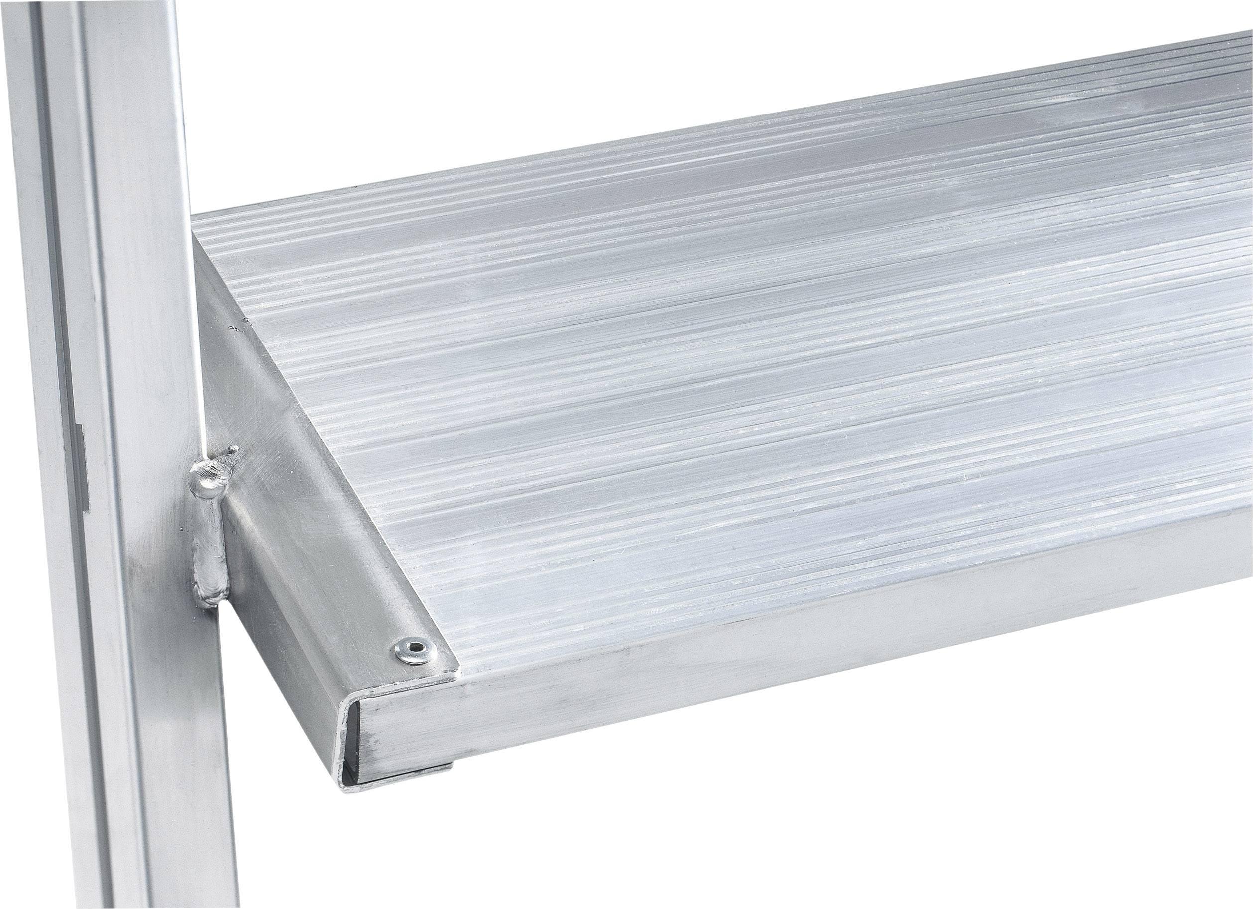 Szczegół regału metalowego z solidną poprzeczką prezentującą poziome linie.