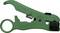 Zielone narzędzie do ściągania izolacji z kabli. Posiada okrągły otwór, ostrze i mechanizm regulacji. Uwaga: 'Nie wkładaj palców na ostrze'.