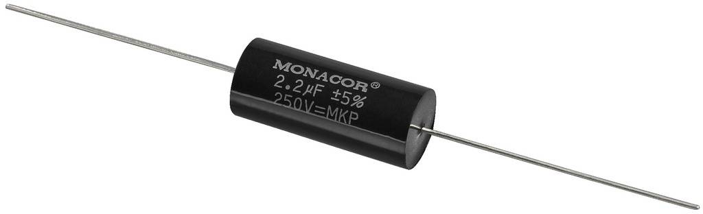 Cylindryczny, czarny kondensator z napisem 'MONACOR 2,2 µF ±5% 250V MKP'. Dwa przewody wyprowadzeniowe wystają z jego końców.