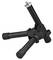 Kompaktowy, trójnożny statyw mikrofonowy wykonany z czarnego metalu, wyposażony w regulowane przeguby i śrubę do mocowania mikrofonu.