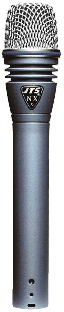 Srebrny mikrofon ręczny z metalową siatką na główce i logo na trzonie, przeznaczony do nagrań wokalnych i głosowych.