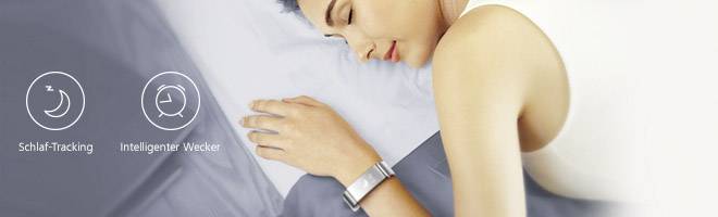 Osoba śpi w łóżku, nosząc opaskę. Po lewej stronie widoczne są symbole 'Śledzenia snu' i 'Inteligentnego budzika'.