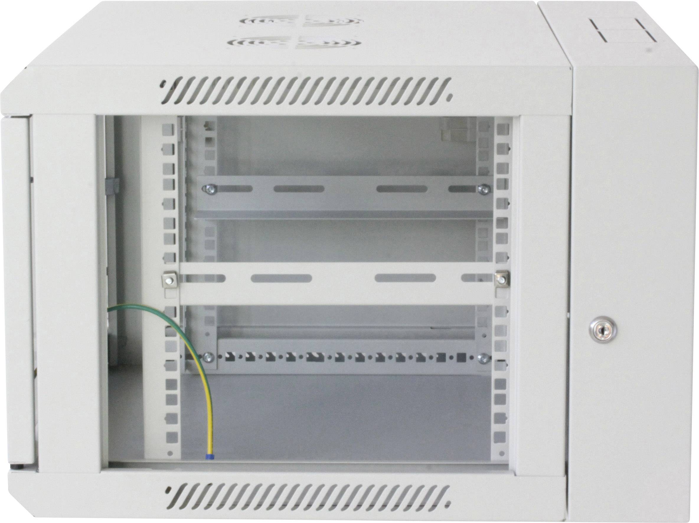 Metalowy, biały rozdzielacz naścienny z przezroczystym panelem frontowym i otworami wentylacyjnymi, przeznaczony do montażu sprzętu sieciowego.