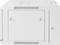 Biała metalowa skrzynka z otworami wentylacyjnymi i zamykanymi drzwiczkami; prawdopodobnie obudowa dla urządzeń technicznych.