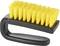 Żółta szczotka do czyszczenia z czarną rączką, odpowiednia do szorowania powierzchni.