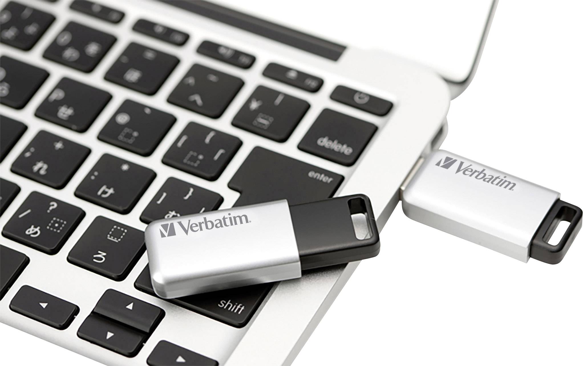 Pendrive'y firmy Verbatim leżą na klawiaturze laptopa.