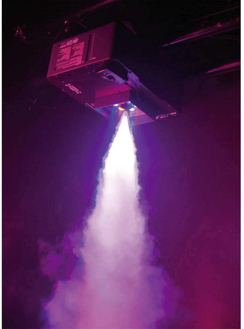 Projektor sceniczny emituje intensywny strumień światła w ciemnym pomieszczeniu, tworząc fioletowy efekt mgły.