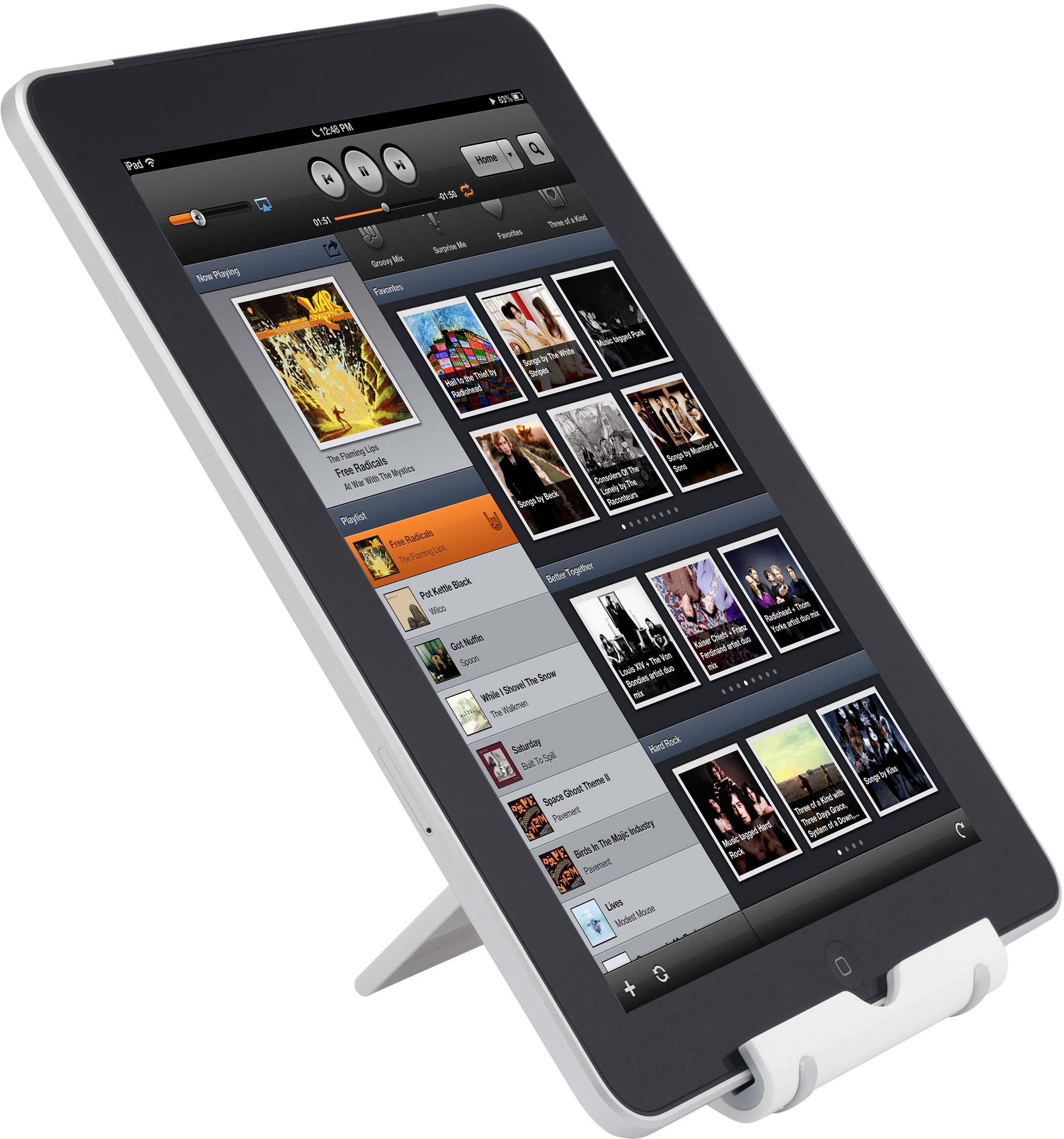 Tablet w stojaku wyświetla aplikację do zarządzania bazą filmów, prezentującą różne okładki filmów i kategorie.