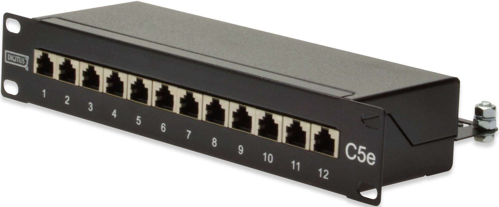 Czarna płyta patch panel z 12 portami Ethernet i napisem 'C5e' na przedniej części.
