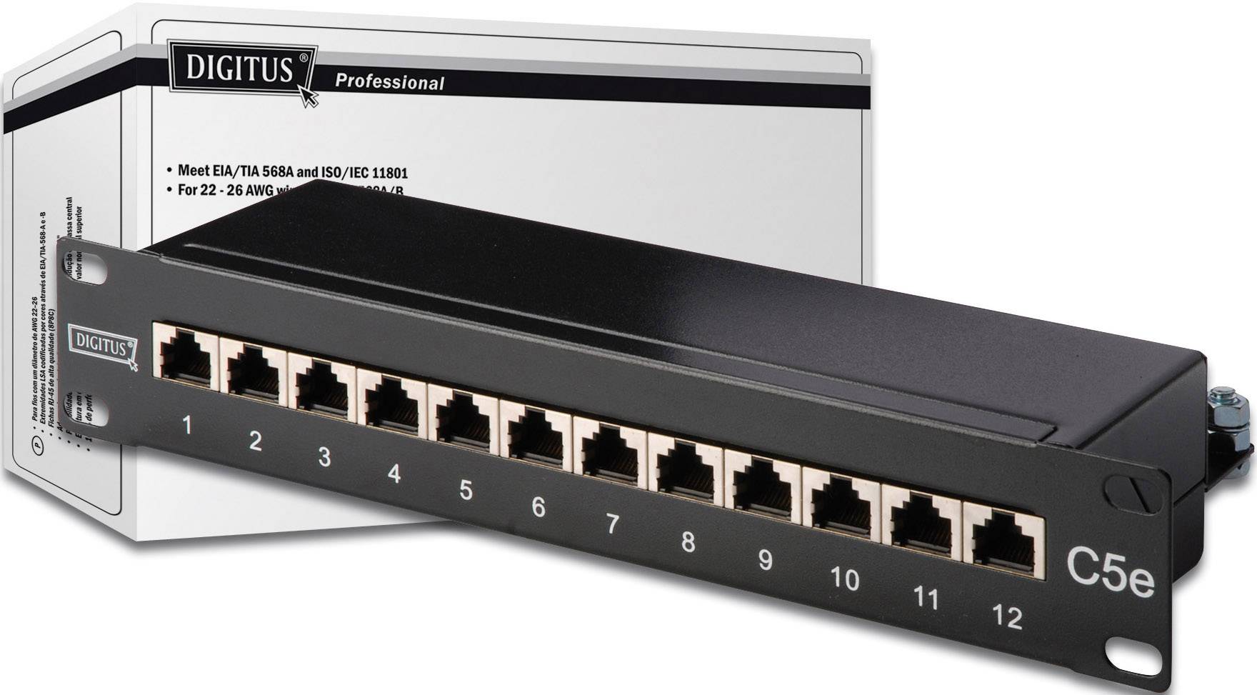 Czarny 12-portowy patch panel firmy Digitus na tle opakowania.