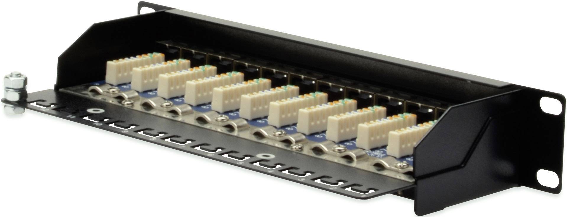 Pusty adapter do szafy serwerowej z otwartymi slotami na połączenia kablowe, gotowy do instalacji w środowisku informatycznym.