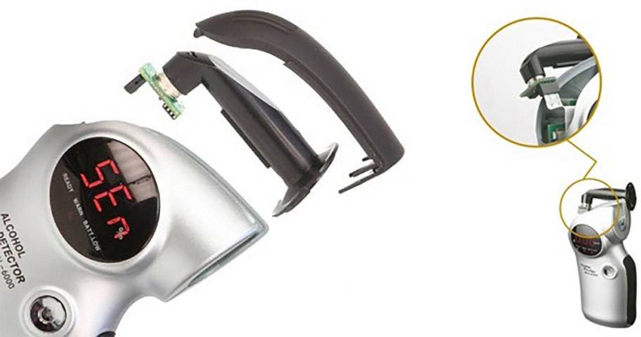 Alkomat z odłączonym ustnikiem, wyświetlacz elektroniczny pokazuje słowo 'Ser', co prawdopodobnie oznacza 'numer seryjny'.