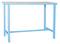 Niebieski stół o prostokątnym blacie i czterech prostych nogach, minimalistyczny w projekcie, pozbawiony dodatkowych elementów.