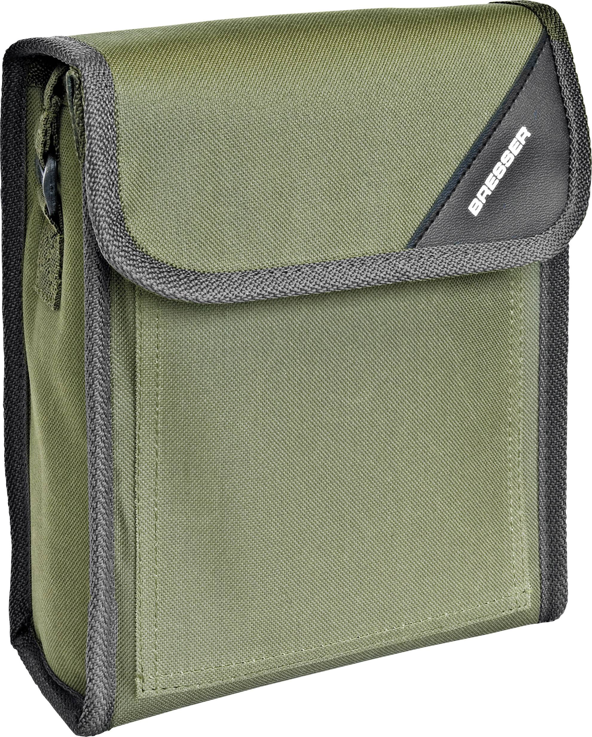 Zielona, prostokątna torba z szarą obwódką i klapką zamykającą. Nadruk 'BRASSER' w prawym rogu.