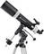 Czarny teleskop na trójnożnym statywie, przeznaczony do obserwacji nieba, wyposażony w celownik i pokrętło ostrości.