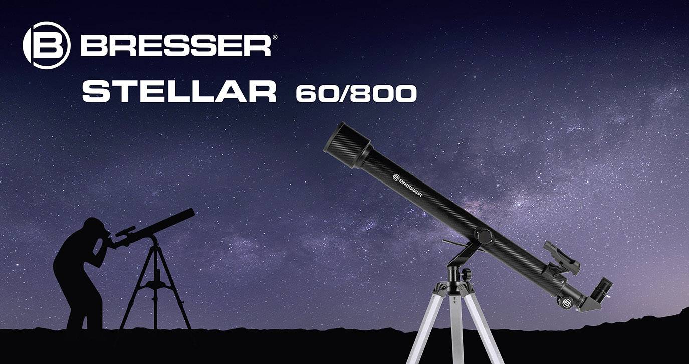 Teleskop model 'Bresser Stellar 60/800' na tle gwieździstego nieba. Sylwetka osoby obserwującej za pomocą podobnego teleskopu.